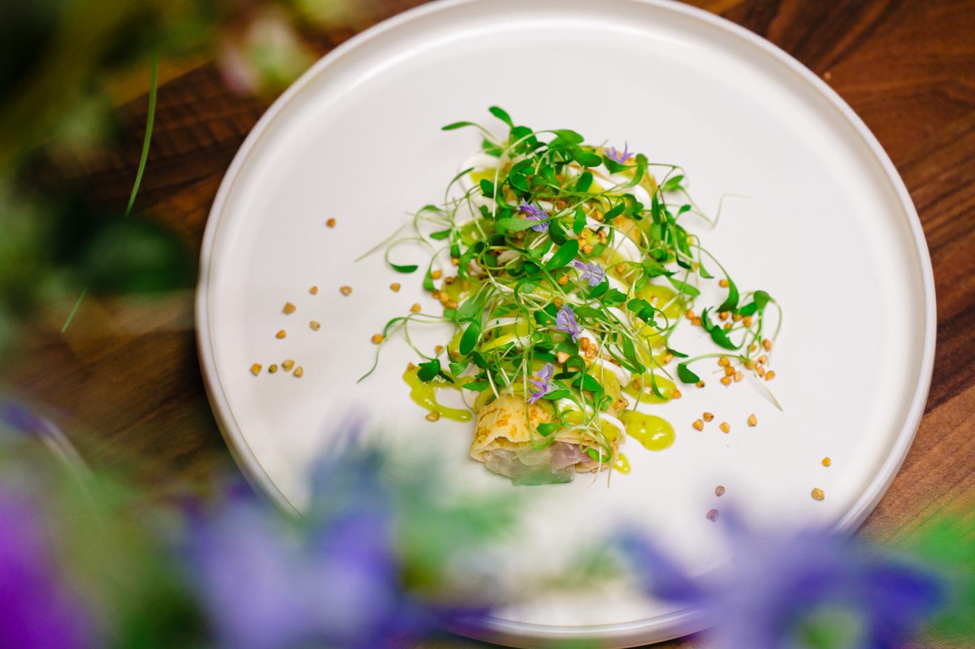 Boekweitpannenkoek met tartaar van makreel, groene kruiden, yoghurt en limoen